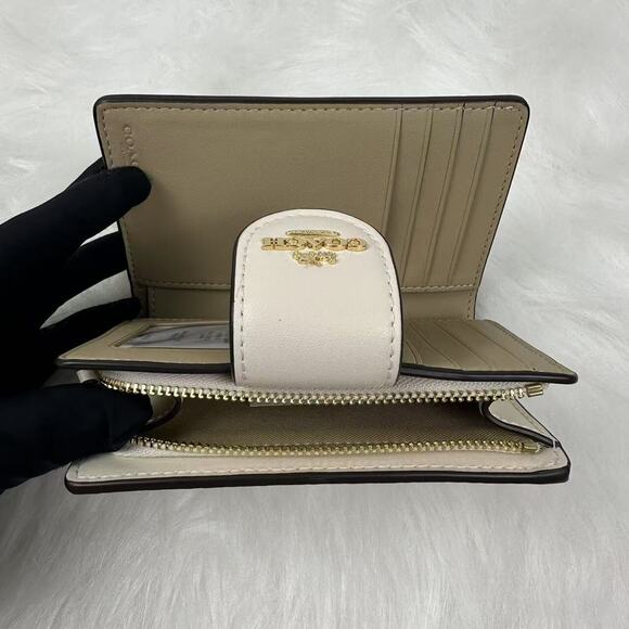 Coach Medium Corner Zip Wallet With Strawberry Print Gold/Chalk Multi CAP01 NWT - Picture 5 of 6